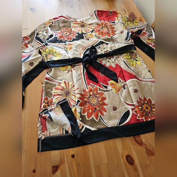 M.K.M Designs -Floral print kimono style top with bell 3/4 sleeves Size M/XL - Picture 8 of 9
